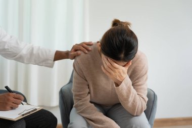 Hayat ve aile meselelerini tartışırken psikiyatrist omuzlarını tutuyor. Doktor cesaretlendiriyor ve empati kuran kadın depresyona giriyor. Psikolojik, boşanmayı kaydet, el ele, güven, ilgi