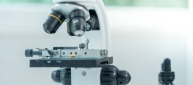 Bilimadamı ileri bilimsel laboratuvarda biyokimyasal örnekleri analiz ediyor. Tıbbi profesyonel kullanım mikroskobu virüsün mikrobiyolojik gelişimini gösteriyor. Fen laboratuvarında biyoteknoloji araştırması.