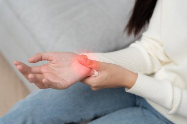 Karpal tünel sendromu ya da bilek eklemi iltihabı olan bir kadın. Ofis sendromundan dolayı el kası iltihabı.