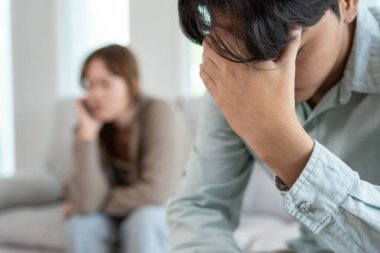 Boşanma. Asyalı çiftler evlendikten sonra çaresiz ve hayal kırıklığına uğrarlar. Karı koca kavgalar yüzünden üzgün, üzgün ve hayal kırıklığına uğramış durumdalar. Güvensizlik, aşk sorunları, ihanetler. Aile sorunu, gençlik aşkı