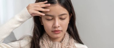 Baş ağrısı, kadın migren ağrısı, kötü sağlık, Asyalı kadın stres ve baş ağrısı, ofis sendromu, alınına dokunmaktan yorgun düşmüş migren ya da depresyon, sinirli kız, hüzün.