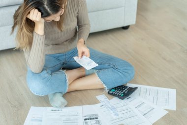 Yüklü faturaları ve faturaları olan stresli ve baş ağrısı çeken Asyalı kadın harcamaları ve kredi kartı borçlarını ödeyecek parası yok. kıtlık, mali sorunlar, mortgage, kredi, iflas, iflas, yoksul, boş cüzdan