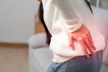 Sırtını inciten kadın dayanılmaz ağrılar, sağlık ve sorunlar, kronik sırt ağrısı, ofis sendromu, skolyoz, bel fıtığı, kas iltihabı...