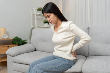 Kadın kendini tutuyor ve dayanılmaz ağrılar çekiyor. Sağlık ve sorunlar, kronik sırt ağrısı, ofis sendromunda sırt ağrısı, skolyoz, bel fıtığı, kas iltihabı.