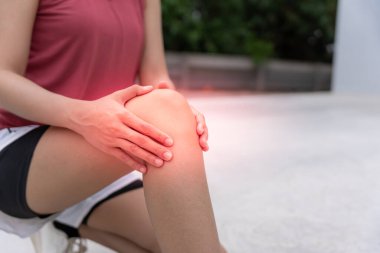 Kadın sporcu ya da kadın sporcu bacak iltihabı nedeniyle diz yaralanması, masaj, kas gevşemesi, romatizma, gait bozukluğu, romatizma, romatizma iltihabı nedeniyle diz ağrısı.