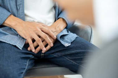 Adam mahrem yerlerin önünde el ele tutuşup rahatsızlık duyuyor ve doktora danışıyor. Zührevi, testis kanseri. Mesane sorunları, ereksiyon bozukluğu, erken boşalma, prostat kremi.