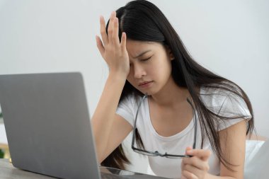 Göz sorunları, yorgun ve tahriş olmuş gözleri olan Asyalı kadınlar, göz ovuşturma, kuru, işten sonra göz ağrısı, migren, baş ağrısı, bulanık görme, fotofobi, karanlıkta çalışma, bilgisayar ekranından mavi ışık