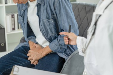 Adam mahrem yerlerin önünde el ele tutuşup rahatsızlık duyuyor ve doktora danışıyor. Zührevi, testis kanseri. Mesane sorunları, ereksiyon bozukluğu, erken boşalma, prostat kanseri.