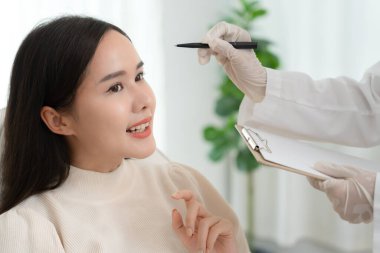 Ameliyat suratı hakkında estetik cerrahi tavsiye. Güzel Asyalı gülümseme ve ameliyattan sonra mutlu olmak, cilt beyazlatma enjeksiyonu, dolgu enjeksiyonu, cilt yenileme, cilt bakımı, ameliyattan sonra mutlu olmak.