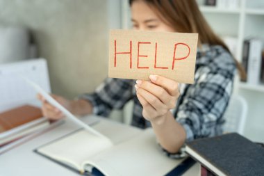 Asyalı öğrenci kadın sınavlar yüzünden endişeli, kütüphanede bir kadın var. Stres, umutsuzluk, acele, yanlış anlama okuma, umutsuzluk, beklenti, bilgi