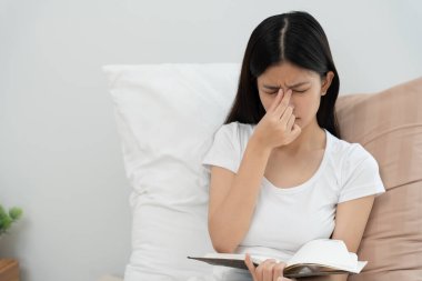 Göz sorunları, Asyalı kadınlar göz tahrişi, göz ovma, kuru göz ağrısı, iş sonrası göz ağrısı, migren, baş ağrısı, bulanık görme, ışık fobisi, karanlıkta çalışma, bilgisayarın mavi ışığı