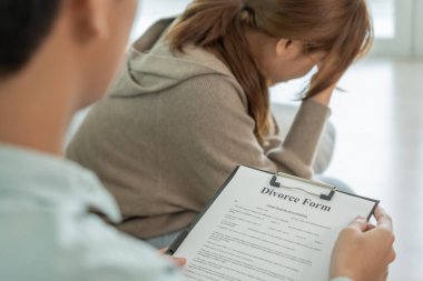 Boşanma. Koca incelemesi ve boşanma formunu göster. Evlilikten sonra çaresiz ve hayal kırıklığına uğramış çiftler. Eş üzgün, üzgün ve kavgalar yüzünden hayal kırıklığına uğramış. güvensizlik, aşk sorunları