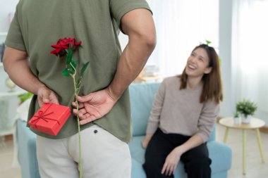 Mutlu koca sürpriz eş için hediye kutusu arar ve saklar. Sevimli kız, heyecanlı hediye kutusu. Doğum günü, kutlama, xmas, yeni yıl festivali, teşekkür, kutlama, sevgililer günü, evlilik yıldönümü