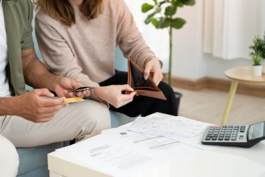 Yüklü faturaları ve faturaları olan stresli ve baş ağrısı çeken Asyalı çift harcamaları ve kredi kartı borçlarını ödeyecek paraları yok. kıtlık, mali sorunlar, mortgage, kredi, iflas, iflas, yoksul, boş cüzdan