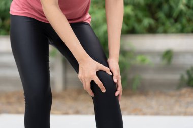 Kadın sporcu ya da kadın sporcu bacak iltihabı nedeniyle diz yaralanması, masaj, kas gevşemesi, romatizma, gait bozukluğu, romatizma, romatizma iltihabı nedeniyle diz ağrısı.