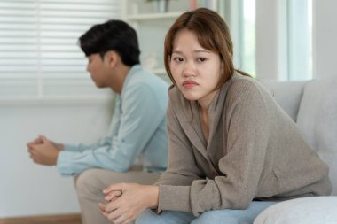 Boşanma. Asyalı çiftler evlendikten sonra çaresiz ve hayal kırıklığına uğrarlar. Karı koca kavgalar yüzünden üzgün, üzgün ve hayal kırıklığına uğramış durumdalar. Güvensizlik, aşk sorunları, ihanetler. Aile sorunu, gençlik aşkı