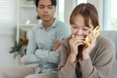 Çifte randevu, karı birini aramak için telefon kullanmak, biraz kaçamak yapmak, zina yapmak, çok eşlilik, karısının bir ilişkisi vardı. Aile sorunu, aldatma, boşanma, ayrılma.