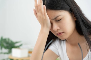 Göz sorunları, Asyalı kadınlar göz tahrişi, göz ovma, kuru göz ağrısı, iş sonrası göz ağrısı, migren, baş ağrısı, bulanık görme, ışık fobisi, karanlıkta çalışma, bilgisayarın mavi ışığı