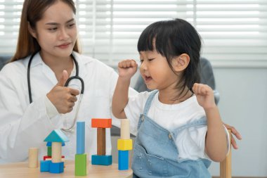 Çocuk doktorları çocuk gelişimini uygun yaşa göre kontrol ediyorlar, doktorlar çocuğu etkinlikler yapmaya teşvik ediyor, IQ, EQ, yaş uygunluğu ve tanıtım faaliyetleri,