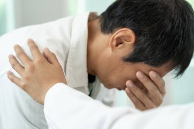 Hayat ve aile meselelerini tartışırken psikiyatrist omuzlarını tutuyor. Doktor cesaretlendiriyor ve empati kuran adam depresyona giriyor. Psikolojik, boşanmayı kaydet, el ele, güven, ilgi