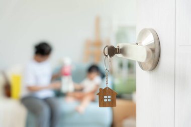 Taşınmak, taşınmak. Kapıyı açtığımda aile gülümsemesi ve yeni bir evde oyun vardı. Odanın içinde kişisel eşyalar ve mobilyalar içeren bir karton kutu vardı. Yeni daireye ya da eve taşınmak.