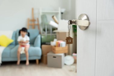 Taşınmak, taşınmak. Kapıyı açtığımda yeni evde oynayan bir kız buldum. Odanın içinde kişisel eşyalar ve mobilyalar olan bir karton kutu vardı. Yeni daireye ya da eve taşınmak.