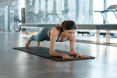 Sıska kadın apartman ve şehir manzarasında spor salonunda yoga yapıyor. Sabahları egzersiz yapan Asyalı bir kadın. denge, meditasyon, rahatlama, sakinlik, sağlık, mutluluk, rahatlama, sağlıklı yaşam tarzı, diyet, sli