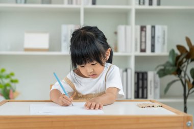 Mutlu Asya çocukları kağıt üzerinde resim yapmayı öğreniyor. Etkinlik, gelişim, IQ, EQ, meditasyon, beyin, kas, temel beceriler, ailenin birlikte zaman geçirmesi. Tatil