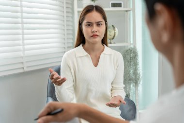 Akıl sağlığı sorunları olan bir kadın danışmanlık yapıyor. Psikiyatrist tedavi için hastanın durumunu kaydediyor. teşvik, sevgi ve aile sorunu, bipolar, depresyon hastası, intiharı koru