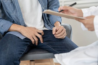 Adam mahrem yerlerin önünde el ele tutuşup rahatsızlık duyuyor ve doktora danışıyor. Zührevi, testis kanseri. Mesane sorunları, ereksiyon bozukluğu, erken boşalma, prostat kremi.