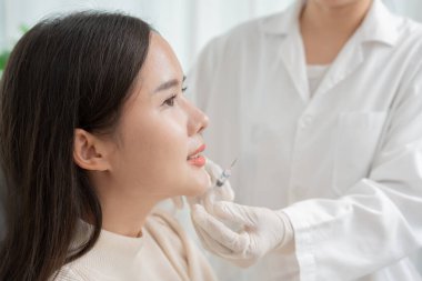 Kozmetik cerrahi, cilt beyazlatma enjeksiyonu, dolgu enjeksiyonu, cilt yenileme, güzel Asyalı kızlar güzellik kliniğinde, cilt bakımı, gözenek yenileme, kırışıklık, bebek yüzü...