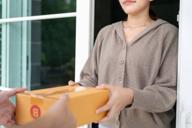 Mutlu gülümseyen kadın evdeki kuryeden kutuları alıyor. Teslimatçı ekspres teslimat gönderdi. Online alışveriş, kağıt konteynırlar, paket servisi, postacı, dağıtım servisi, paket