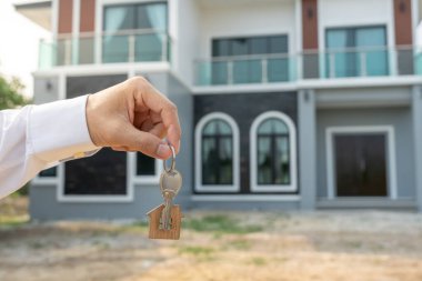 Kira, kiralama ve ev satma. Emlakçı menajeri yeni sahibine gülümsüyor. Kira evi, Satış, Kredi Finansı, Sigorta, Satıcı, Satıcı, Taksit, Satın al, Sat, Taşı