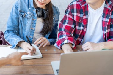 Grup Asyalı öğrenci toplantı takımı iş projesi için. Mutlu takım çevrimiçi çalışıyor. Üniversite kampüsünde kitap oku. Uluslararası Asya Üniversitesi Grubu. Eğitim, öğrenim, okul, üniversite, mezuniyet
