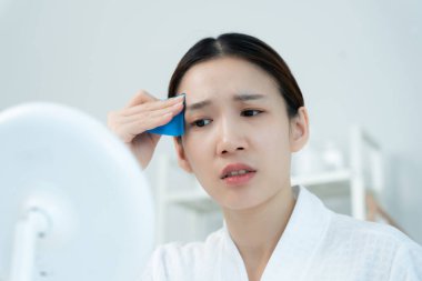 Yağlı yüz problemi, yüz dermatolojisi, büyük gözenekler, pürüzlü yüz, hassas cilt, güneş yanığı, sivilce, kuru deri, büyük gözenekler, kızarıklık, donuk yüz, çiller, kırışıklık, cilt problemi