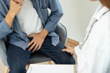 Adam mahrem yerlerin önünde el ele tutuşup rahatsızlık duyuyor ve doktora danışıyor. Zührevi, testis kanseri. Mesane sorunları, ereksiyon bozukluğu, erken boşalma, prostat kanseri.