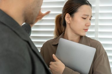 Yönetici ya da kıdemli bir bayan meslektaşına cinsel tacizde bulundu. Ofiste cinsel taciz. Tacize uğradığım için gergin ve stresliyim. taciz, saldırı, uygunsuz, ayrımcılık, istismar