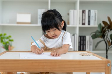 Mutlu Asya çocukları oyun oynayıp resim ve çizgi film öğreniyor. Komik aile evde mutlu ve heyecanlı. Anne ve kızı birlikte vakit geçiriyorlar. Tatil, etkinleştir