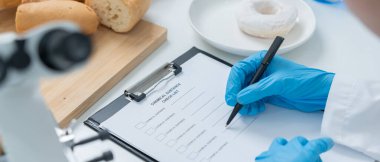 Bilimadamı kimyasalları ve mantarları laboratuvarda kontrol ediyor. Kontrol uzmanları kimyasal kalıntıların konsantrasyonunu inceliyor. Tehlike, standart, yasaklı maddeler, kirlilik, mikrobiyoloji