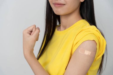 Aşı olduktan sonra kadın şovu. Tıp merkezindeki bir hemşire ya da doktordan bir doz bağışıklık aşısı al. Temel aşı, alternatif aşı, riskin artması için aşı.