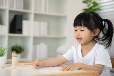 Mutlu Asya çocukları resim yapmayı öğreniyor ve eğleniyor. Aile evde mutlu ve heyecanlı. Anne ve kızı birlikte vakit geçiriyorlar. Tatil, Faaliyet, Yönetici Fonksiyonu, IQ, EQ