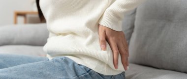 Sırtını inciten ve dayanılmaz ağrılar çeken bir kadın. Sağlık ve sorunlar, kronik sırt ağrısı, ofis sendromu, skolyoz, bel fıtığı, kas iltihabı.