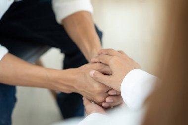 Psikiyatristler aile meselelerini tartışırken el ele tutuşuyorlar. Doktor cesaretlendiriyor ve empati kuran adam depresyona giriyor. Psikolojik, boşanmayı kaydet, el ele, güven, ilgi