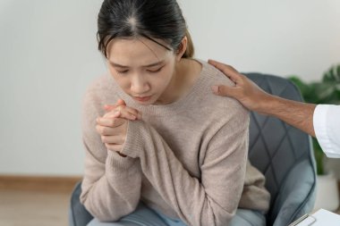 Hayat ve aile meselelerini tartışırken psikiyatrist omuzlarını tutuyor. Doktor cesaretlendiriyor ve empati kuran kadın depresyona giriyor. Psikolojik, boşanmayı kaydet, el ele, güven, ilgi