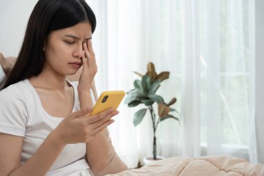 Göz sorunları, Asyalı kadınlar göz tahrişi, göz masajı, kuru göz ağrısı, uzun süre baktıktan sonra göz ağrısı, migren, baş ağrısı, bulanık görme, fotofobi, küçük kelimeler kullanırlar.