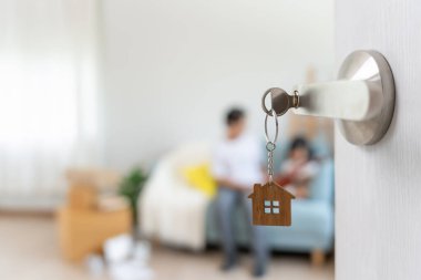 Taşınmak, taşınmak. Kapıyı açtığımda aile gülümsemesi ve yeni bir evde oyun vardı. Odanın içinde kişisel eşyalar ve mobilyalar içeren bir karton kutu vardı. Yeni daireye ya da eve taşınmak.