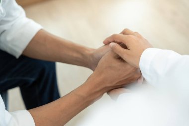 Psikiyatristler aile meselelerini tartışırken el ele tutuşuyorlar. Doktor cesaretlendiriyor ve empati kuran adam depresyona giriyor. Psikolojik, boşanmayı kaydet, el ele, güven, ilgi