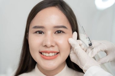 Kozmetik cerrahi, cilt beyazlatma enjeksiyonu, dolgu enjeksiyonu, cilt yenileme, güzel Asyalı kızlar güzellik kliniğinde, cilt bakımı, gözenek yenileme, kırışıklık, bebek yüzü...