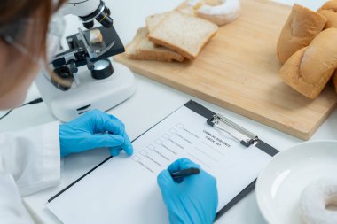 Bilimadamı kimyasalları ve mantarları laboratuvarda kontrol ediyor. Kontrol uzmanları kimyasal kalıntıların konsantrasyonunu inceliyor. Tehlike, standart, yasaklı maddeler, kirlilik, mikrobiyoloji