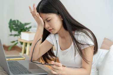 Göz sorunları, yorgun ve tahriş olmuş gözleri olan Asyalı kadınlar, göz ovuşturma, kuru, işten sonra göz ağrısı, migren, baş ağrısı, bulanık görme, karanlıkta çalışma, bilgisayardan gelen mavi ışık. 